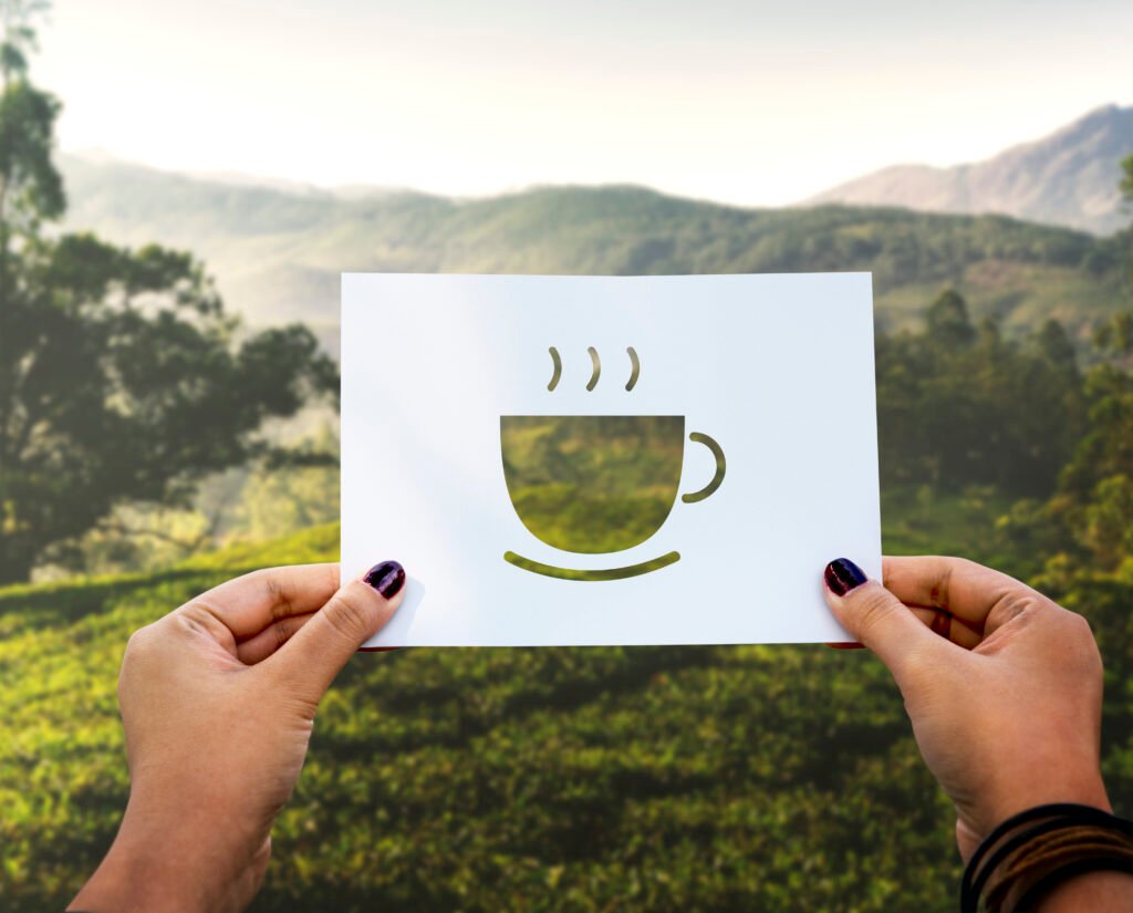 Começando um novo dia com uma xícara de café. Arte em papel perfurado